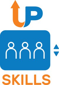 Logo del progetto UPSKILLS. Il nome del progetto, in cui la "U" forma una freccia verso l'alto. Si vedono le sagome stilizzate di tre persone al centro. Lo sfondo è bianco e i colori utilizzati sono il blu e l'arancione